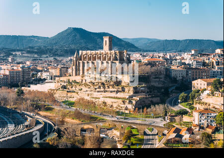 Verschiedene und die ursprüngliche Ansicht der Stiftskirche Basilika Santa Maria Seu in Manresa Stadt in Katalonien Region in Spanien, mit der Landschaft der Stadt Stockfoto