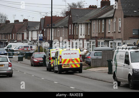 Die Szene in Burnaby Road, Coventry, nachdem ein Mann hat von bewaffneten Polizisten erschossen wurde am Freitag nach einer Intelligence-led-Betrieb. Stockfoto