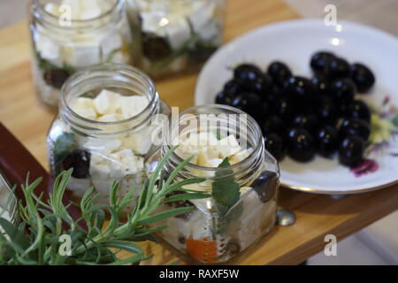 Feta, mariniert in Gläser Stockfoto