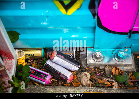 Verwendet, leer, Lack Spraydosen, auf eine Lärmschutzwand an der Autobahn A40, das Essen, die Graffiti Bilder, Spray, Stockfoto