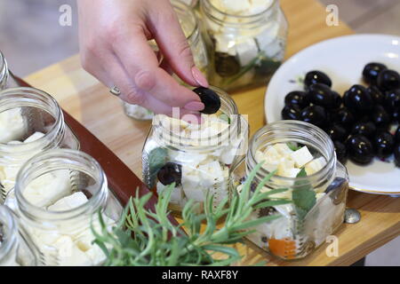 Frauen Hände Feta in Banken Stockfoto