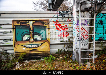 Lärmschutzwand an der Autobahn A40, Essen, Gemälde, Graffiti gesprüht, Stockfoto