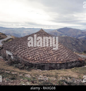 Ein palloza ist einer traditionellen Behausung der Serra dos Ancares im Nordwesten von Spanien. Palloza sind Gebäude charakteristisch für die vor-Römischen Kultur, die s Stockfoto