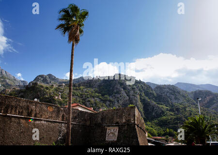 Die Stadtmauer rund um Kotor, Montenegro Stockfoto