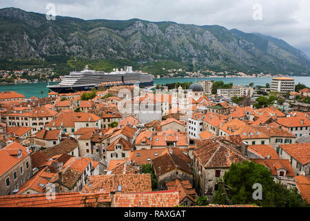 Blick über die Dächer der Altstadt, Kotor, Montenegro von Setzen Sie svetog Ivana Stockfoto