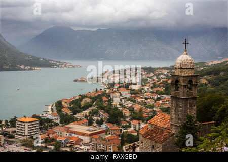 Blick über die Dächer von Kotor, Montenegro, aus tun Svetog Ivana, mit der Kirche der Muttergottes der Gesundheit im Vordergrund. Stockfoto