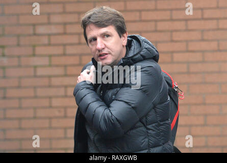 Barnsley manager Daniel Stendel (links) kommt auf der Erde vor der Emirate FA Cup, dritte runde Spiel im Turf Moor, Burnley. Stockfoto