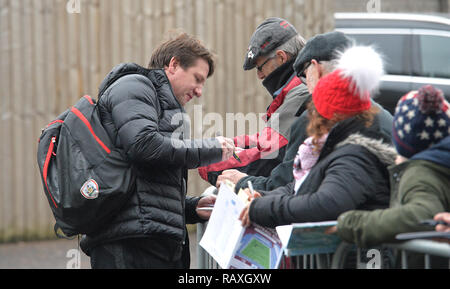 Barnsley manager Daniel Stendel (links) Autogramme vor dem Emirates FA Cup, dritte runde Spiel im Turf Moor, Burnley. Stockfoto