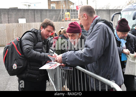 Barnsley manager Daniel Stendel (links) Autogramme vor dem Emirates FA Cup, dritte runde Spiel im Turf Moor, Burnley. Stockfoto