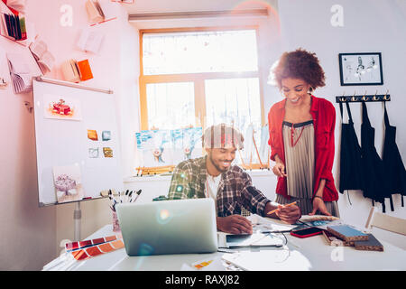 Mann und Frau im Licht Malerei Studio zusammen Stockfoto