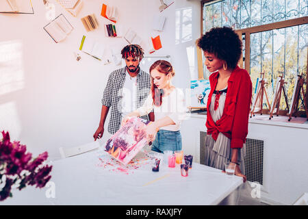 Junge Kunst student, Master Class in Marmor Malerei Stockfoto