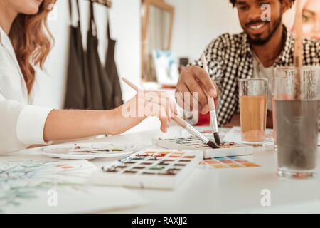 Nahaufnahme von fröhlicher junger Künstler zusammen im Studio Stockfoto