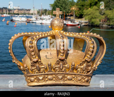 Schwedische Krone auf Skeppsholmen Brücke, Stockholm, Schweden Stockfoto