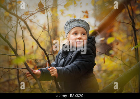 Ein Herbstporträt junger Mädchen in der Natur Stockfoto