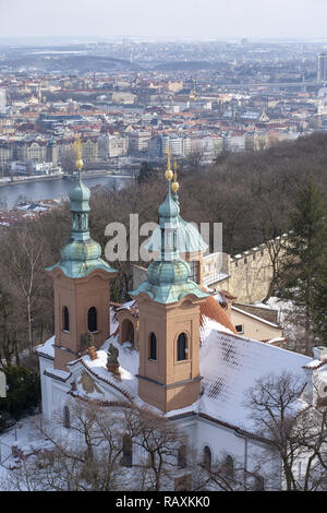 Panoramablick auf die mittelalterliche Altstadt (Staré Mesto) von Prag, Tschechien im Winter mit den Kirchtürmen im Vordergrund Stockfoto