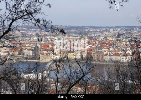 Panoramablick auf die mittelalterliche Altstadt (Staré Mesto) von Prag, Tschechien im Winter mit dem Fluss Vitava im Vordergrund Stockfoto