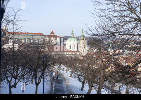 Panoramablick auf die mittelalterliche Altstadt (Staré Mesto) von Prag, Tschechische Republik im Winter mit Schnee auf den Dächern und Boden nach Schneefall Stockfoto