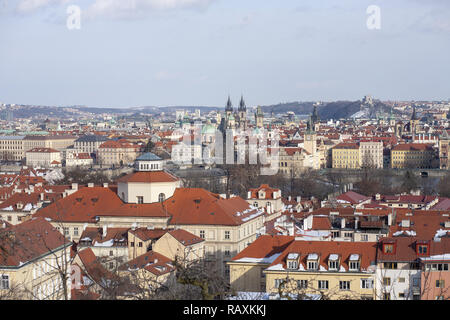 Panoramablick auf die mittelalterliche Altstadt (Staré Mesto) von Prag, Tschechische Republik im Winter mit Schnee auf den Dächern und Boden nach Schneefall Stockfoto