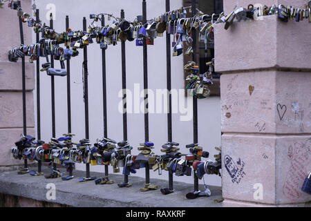 Liebesschlösser, die an den Geländern der Lovers Bridge in Prag, Tschechische Republik, befestigt sind Stockfoto