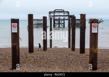 West Pier, Brighton, Sussex, UK, bei Ebbe am Tag eines Winter im Dezember 2018. Sie Original pier unterstützt in der foreg gesehen werden. Stockfoto