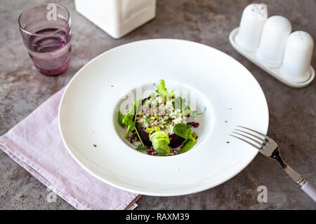 Gesunde Raw vegan Salat in die weiße Platte im Restaurant Stockfoto