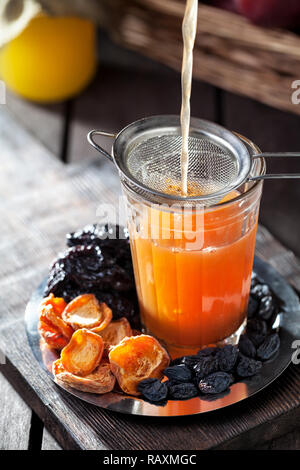 Kompott aus Kürbis, Äpfel und braten Früchte mit Honig im rustikalen Stil serviert. Stockfoto