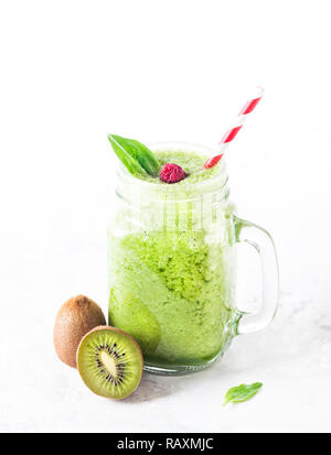 Grüne Smoothie mit Kiwi, grüner Apfel und Spinat, von Berry auf weißem Hintergrund Stockfoto