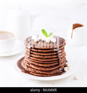 Schokolade Pfannkuchen mit Marshmallows oben auf weißem Hintergrund beim Frühstück Stockfoto