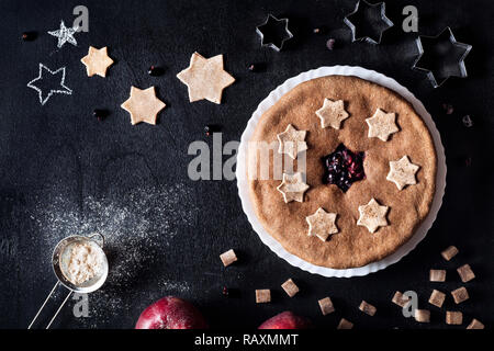 Vegan hausgemachte Kuchen von Johannisbeeren und Äpfeln auf schwarzem Hintergrund Stockfoto