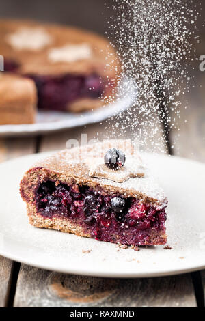 Vegan hausgemachte Kuchen von Johannisbeeren und Äpfeln mit süßen Pulver auf der Oberseite Stockfoto