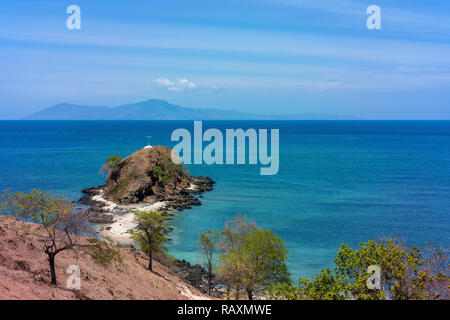 Blick über die Banda See in Richtung Insel Atauro von der Nordküste von Timor-leste. Stockfoto