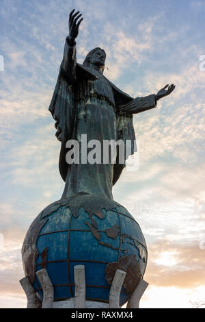 Cristo Rei von Dili, eine große Statue von Jesus, überblickt die Ostsee in der Nähe von Timor-leste der Hauptstadt zu. Stockfoto
