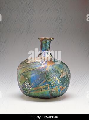 Flasche, Unbekannt, Nahen Osten, 9. Jahrhundert, Glas, Objekt: H: 15,3 cm (6 in.). Neuerfundene durch Gibon. Klassische Kunst mit einem Neuerfundene Stockfoto