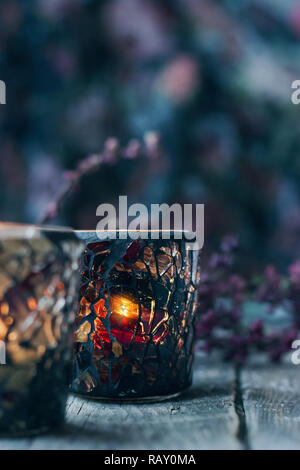 Still life Details - schönes Glas Kerzenständer auf Holz- Hintergrund Stockfoto