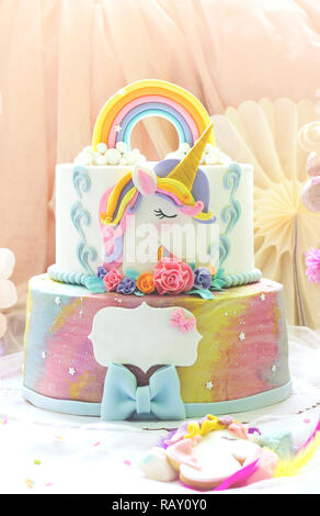 Little Girl's Birthday Party; Dessert Tabelle mit Unicorn Kuchen, Kuchen-Pops, Sugar Cookies und Geburtstag Dekoration Stockfoto