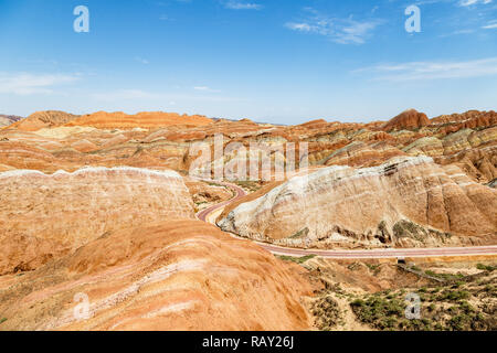 Danxia Feng, oder farbigen Rainbow Bergen, in Zhangye, Gansu, China von der bunten Meer der Wolken Observation Deck gesehen Stockfoto