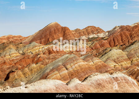 Danxia Feng, oder farbigen Rainbow Bergen, in Zhangye, Gansu, China. Hier der Blick vom Meer der Wolken Observation Deck Stockfoto