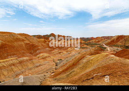 Danxia Feng, oder farbigen Rainbow Bergen, in Zhangye, Gansu, China, von bunten Wolken Observation Deck gesehen Stockfoto