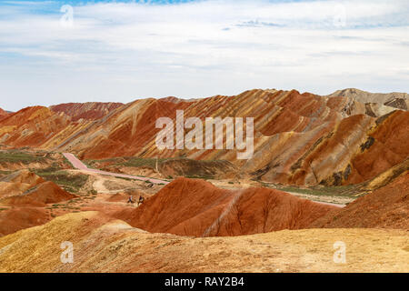 Danxia Feng, oder farbigen Rainbow Bergen, in Zhangye, Gansu, China, von bunten Wolken Observation Deck gesehen Stockfoto