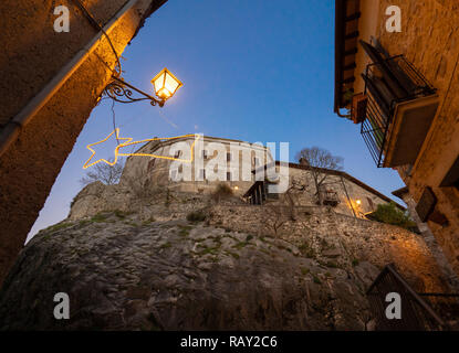 Castel di Tora (Italien) - Eine tolle Berg- und mittelalterliche kleine Stadt auf dem Felsen in Turano See in der Provinz Viterbo, Region Latium. Hier ein Blick auf hist Stockfoto