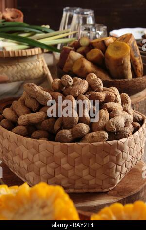 Kacang Rebus. Gedünsteter Erdnüsse, beliebte traditionelle Snacks, die mit Sundanesischen pflanzliche Getränke von Bandrek und Bajigur serviert. Stockfoto