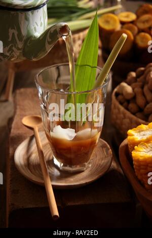 Bandrek. Die traditionellen Sundanesischen Kräutertee Latte in Bandung, West Java. Stockfoto