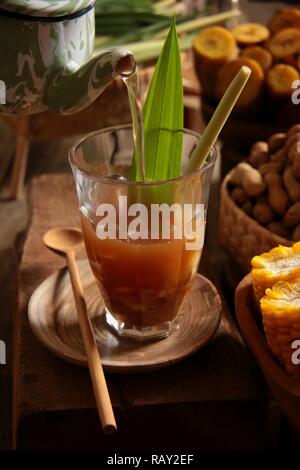 Bandrek. Die traditionellen Sundanesischen Kräutertee Latte in Bandung, West Java. Stockfoto