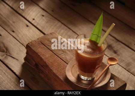 Bandrek. Die traditionellen Sundanesischen Kräutertee Latte in Bandung, West Java. Stockfoto