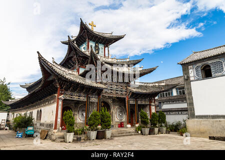 Die katholische Kirche in der Altstadt von Dali, Yunnan, China, ist eine einzigartige Konstruktion mit Bai traditionellen architektonischen Stil Stockfoto