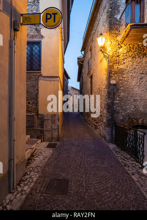 Castel di Tora (Italien) - Eine tolle Berg- und mittelalterliche kleine Stadt auf dem Felsen in Turano See in der Provinz Viterbo, Region Latium. Hier ein Blick auf hist Stockfoto