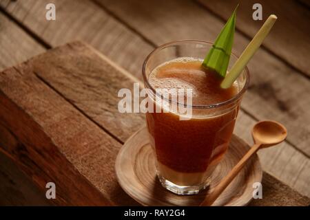 Bandrek. Die traditionellen Sundanesischen Kräutertee Latte in Bandung, West Java. Stockfoto