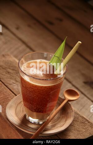 Bandrek. Die traditionellen Sundanesischen Kräutertee Latte in Bandung, West Java. Stockfoto