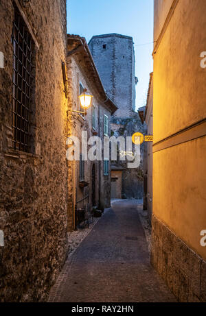 Castel di Tora (Italien) - Eine tolle Berg- und mittelalterliche kleine Stadt auf dem Felsen in Turano See in der Provinz Viterbo, Region Latium. Hier ein Blick auf hist Stockfoto