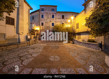 Castel di Tora (Italien) - Eine tolle Berg- und mittelalterliche kleine Stadt auf dem Felsen in Turano See in der Provinz Viterbo, Region Latium. Hier ein Blick auf hist Stockfoto